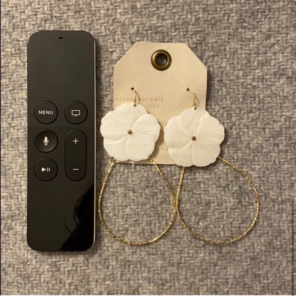 new || Gold & Mother of Pearl Flower Earrings - Picture 4 of 4